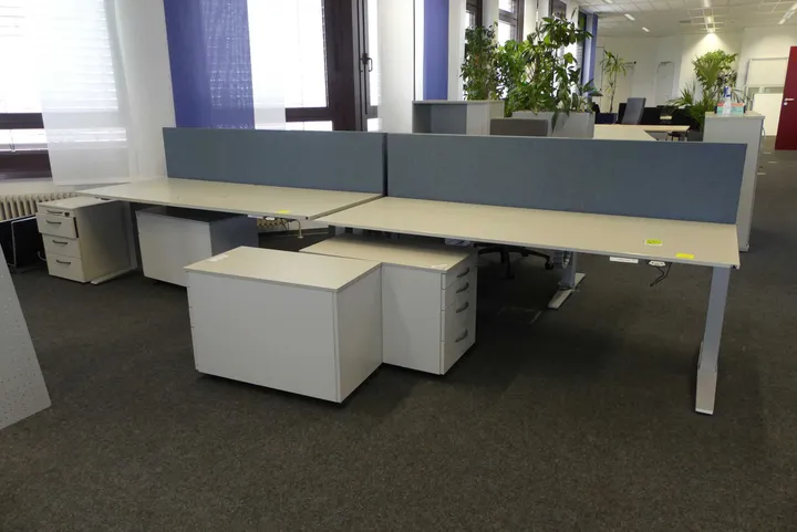 2x Elektrisch höhenverstellbarer Schreibtisch mit 4x Schreibtischcontainer und 2x Trennwand Maße in cm ca. 200 x 80